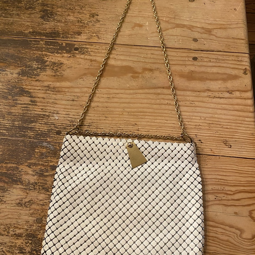 1980's Whiting and Davis Co Large Mesh White Purse with gold tone pull tabs - Picture 2 of 7